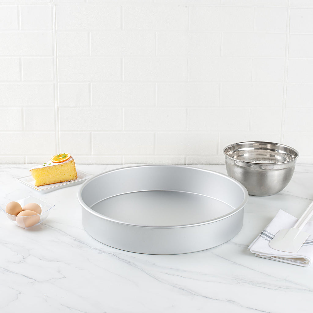Met Lux Round Aluminum Straight-Sided Cake Pan - 16" x 16" x 3" - 12 count box