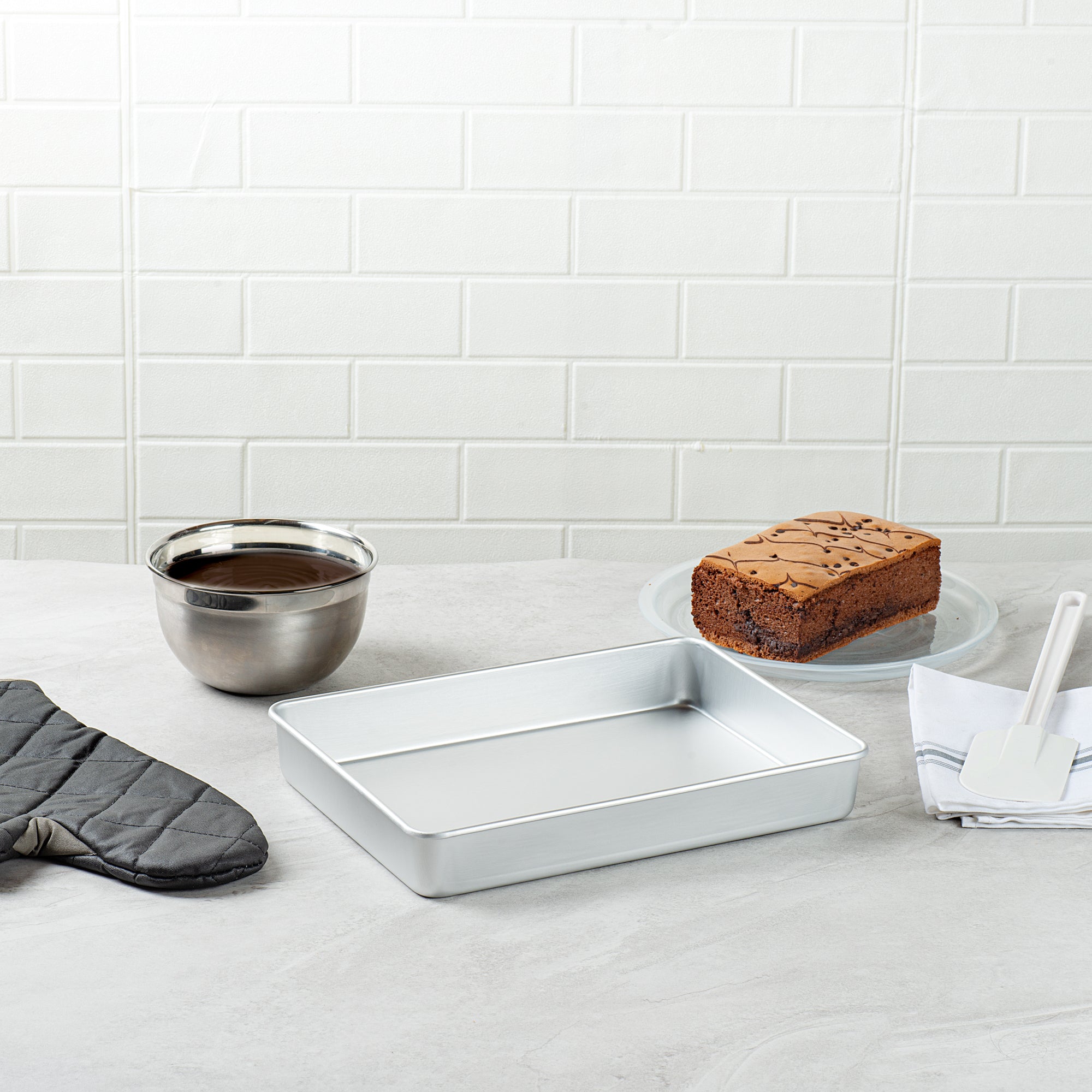 Met Lux Rectangle Aluminum Cake Pan - 13" x 9" x 2" - 1 count box