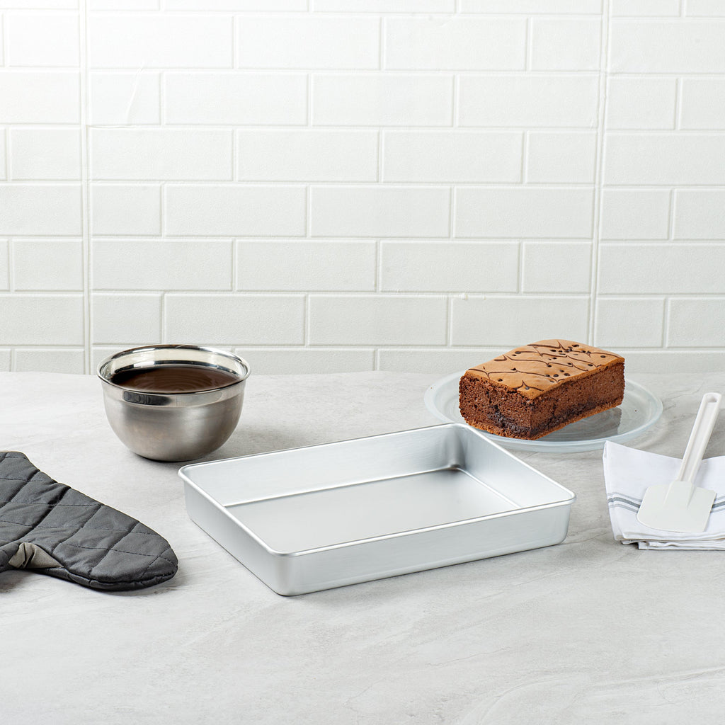 Met Lux Rectangle Aluminum Cake Pan - 13" x 9" x 2" - 12 count box