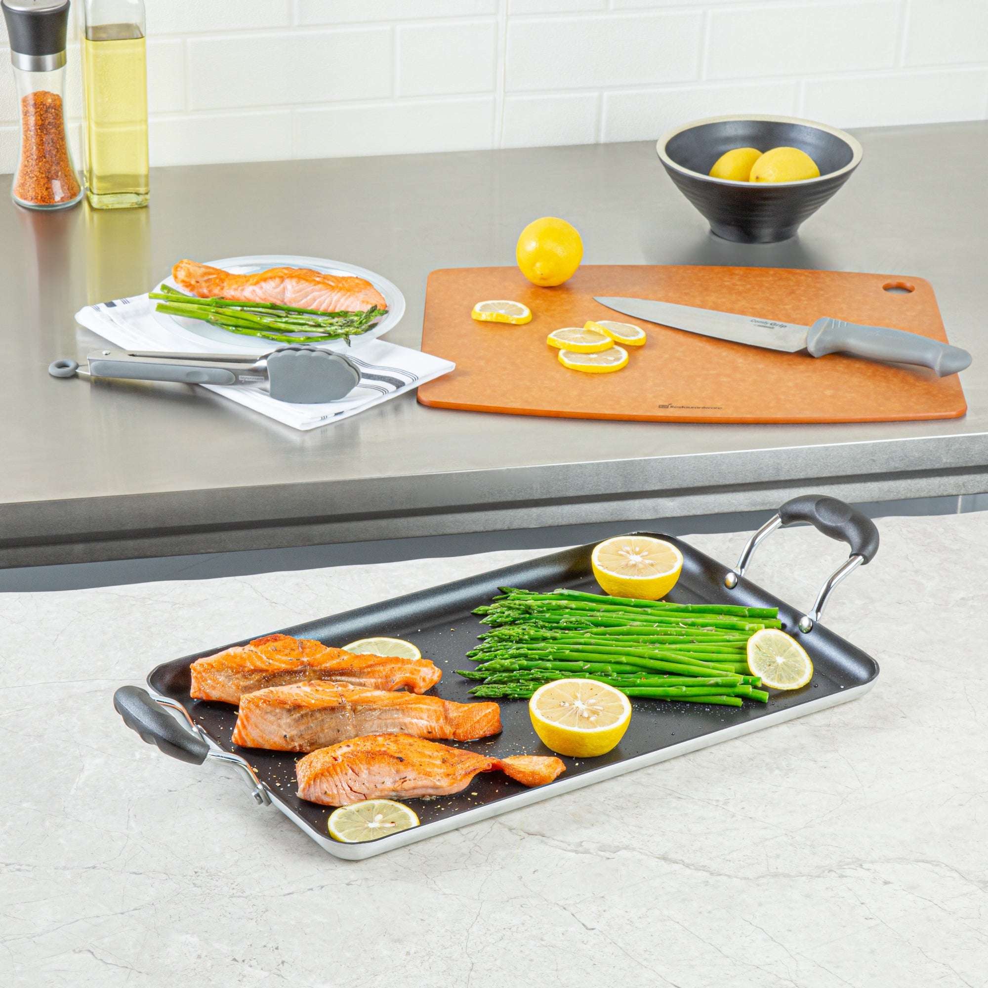 Met Lux Aluminum Double Burner Griddle - Non-Stick, with Bakelite Handles - 16 1/2" x 10 1/2" - 10 count box