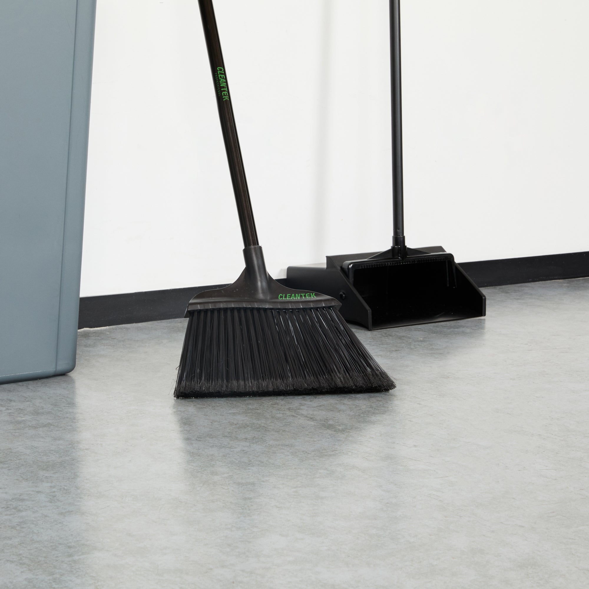 Clean Tek Profesional 13 3/4" Black Plastic Wide Angled Broom Head - with Flagged Bristles - 1 count box