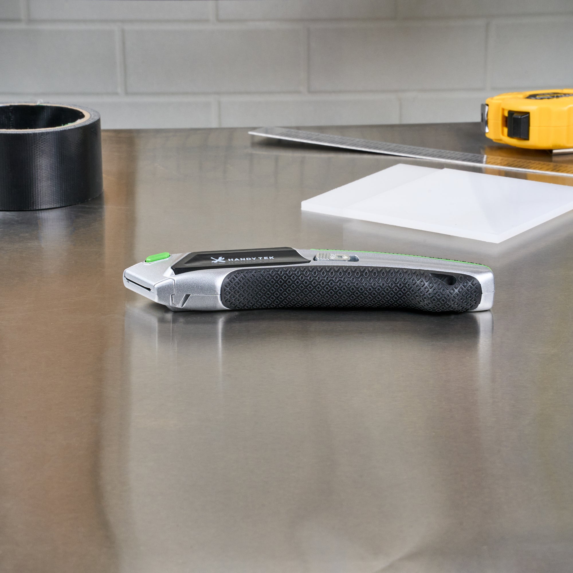 Handy Tek Silver Auto-Loading Utility Knife - Quick Change, Heavy Duty - 7" - 1 count box