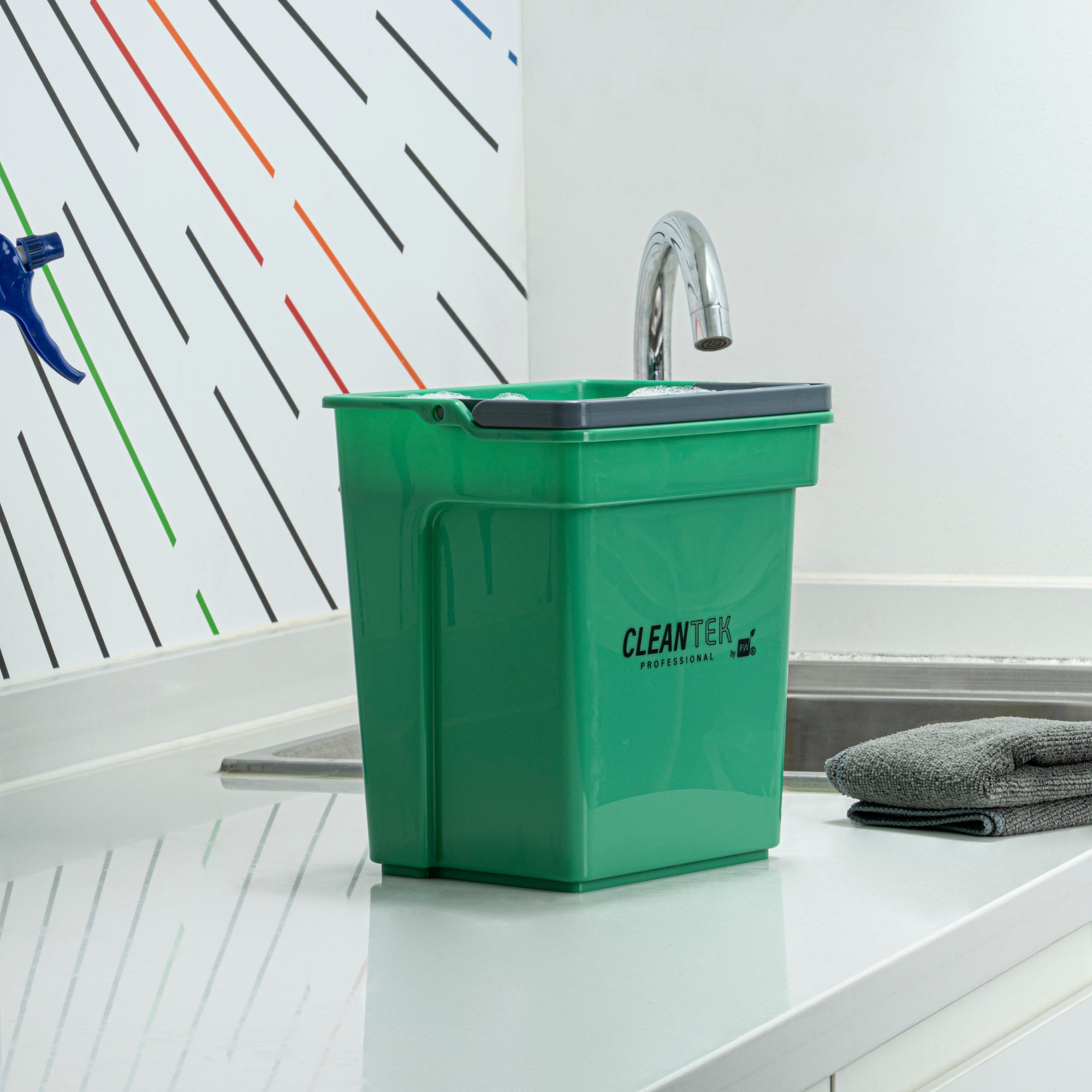 Clean Tek Professional 4 Qt Green Cleaning Bucket - 7" x 6 1/4" x 8 1/2" - 1 count box