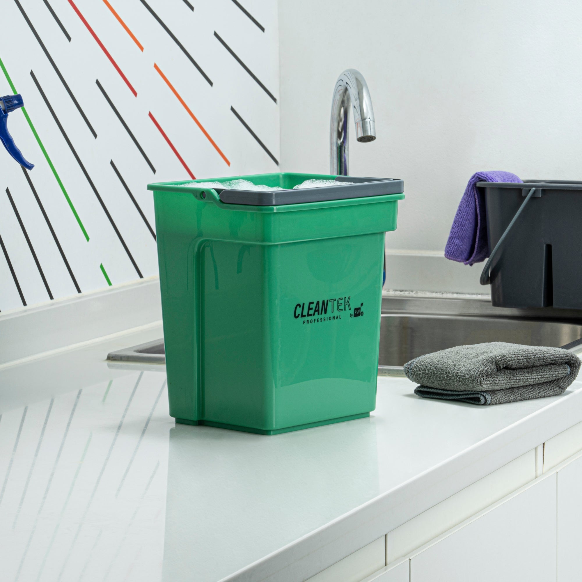 Clean Tek Professional 4 Qt Green Cleaning Bucket - 7" x 6 1/4" x 8 1/2" - 1 count box