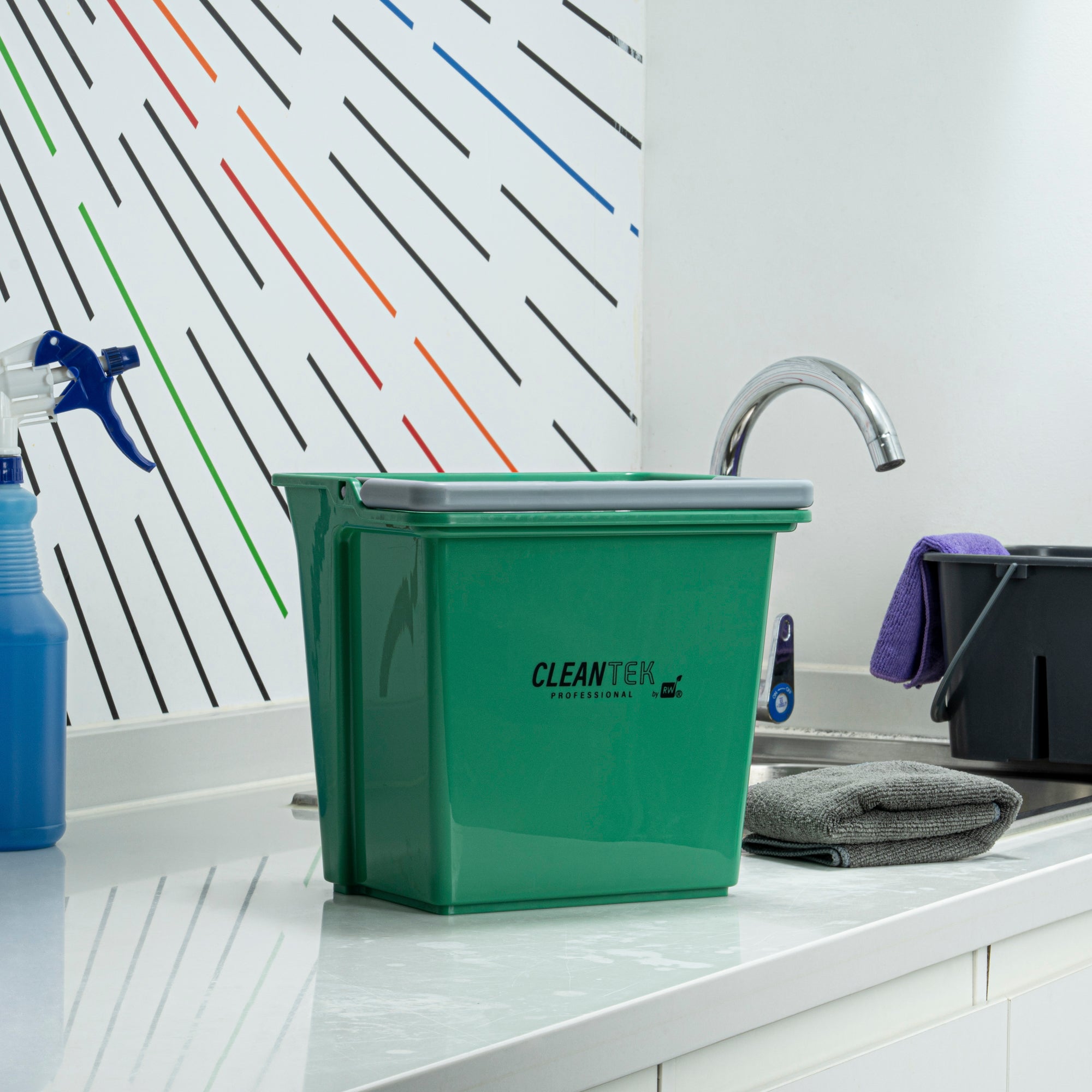 Clean Tek Professional 6 Qt Green Cleaning Bucket - 9 1/4" x 7" x 8 3/4" - 1 count box