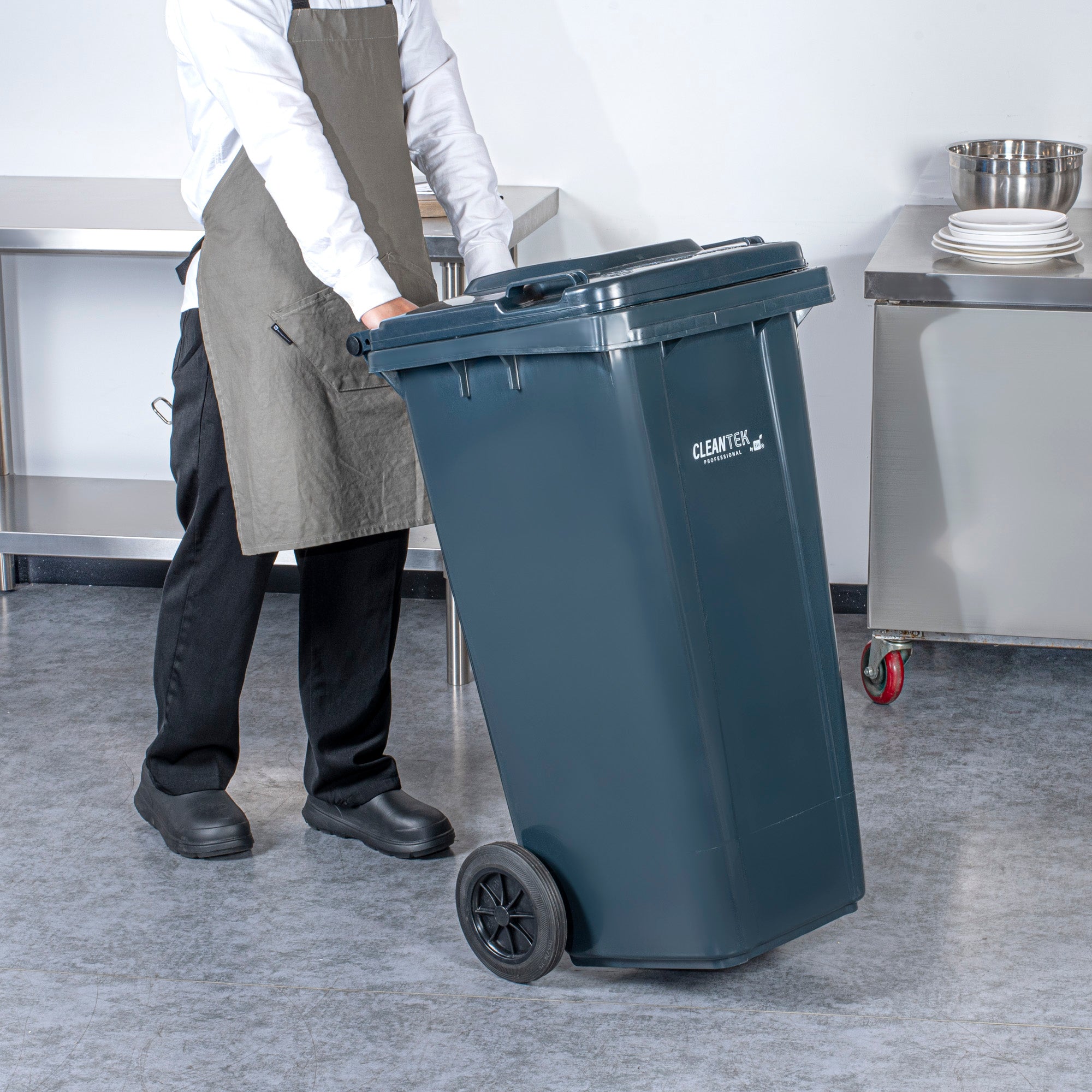 Clean Tek Professional 32 gal Rectangle Gray Plastic Wheeled Trash Can - with Lid - 22 1/2" x 19" x 37 1/2" - 1 count box