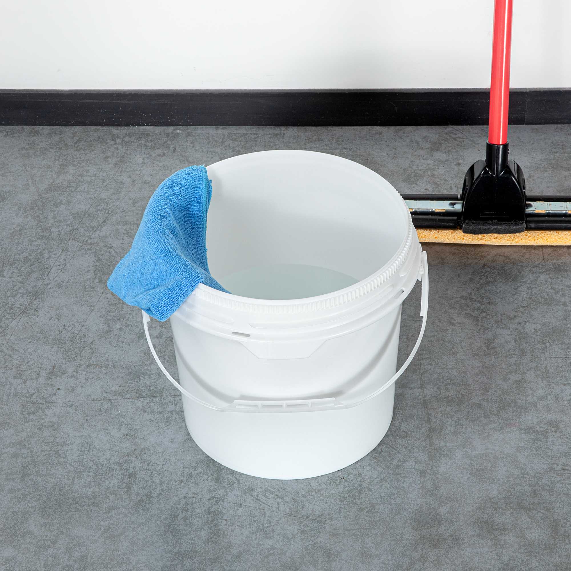 Met Lux 3.5 gal Round White Plastic Screw Top Pail - UN Rated - 11 1/4" x 11 1/4" x 11 1/2" - 1 count box