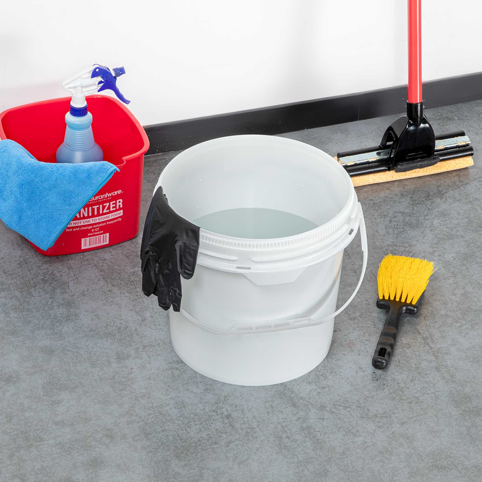Met Lux 3.5 gal Round White Plastic Screw Top Pail - UN Rated - 11 1/4" x 11 1/4" x 11 1/2" - 1 count box
