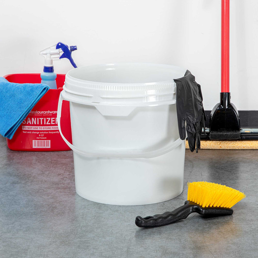 Met Lux 3.5 gal Round White Plastic Screw Top Pail - UN Rated - 11 1/4" x 11 1/4" x 11 1/2" - 1 count box