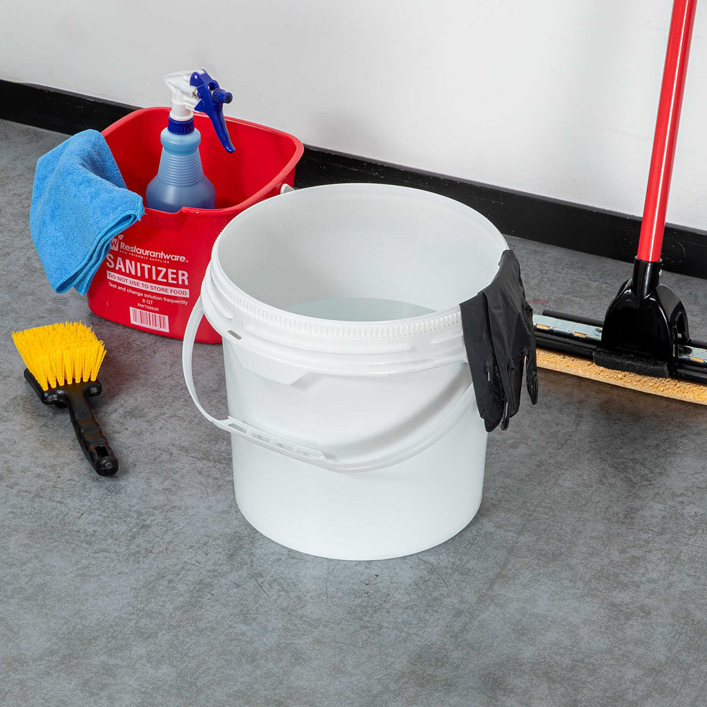 Met Lux 3.5 gal Round White Plastic Screw Top Pail - UN Rated - 11 1/4" x 11 1/4" x 11 1/2" - 1 count box