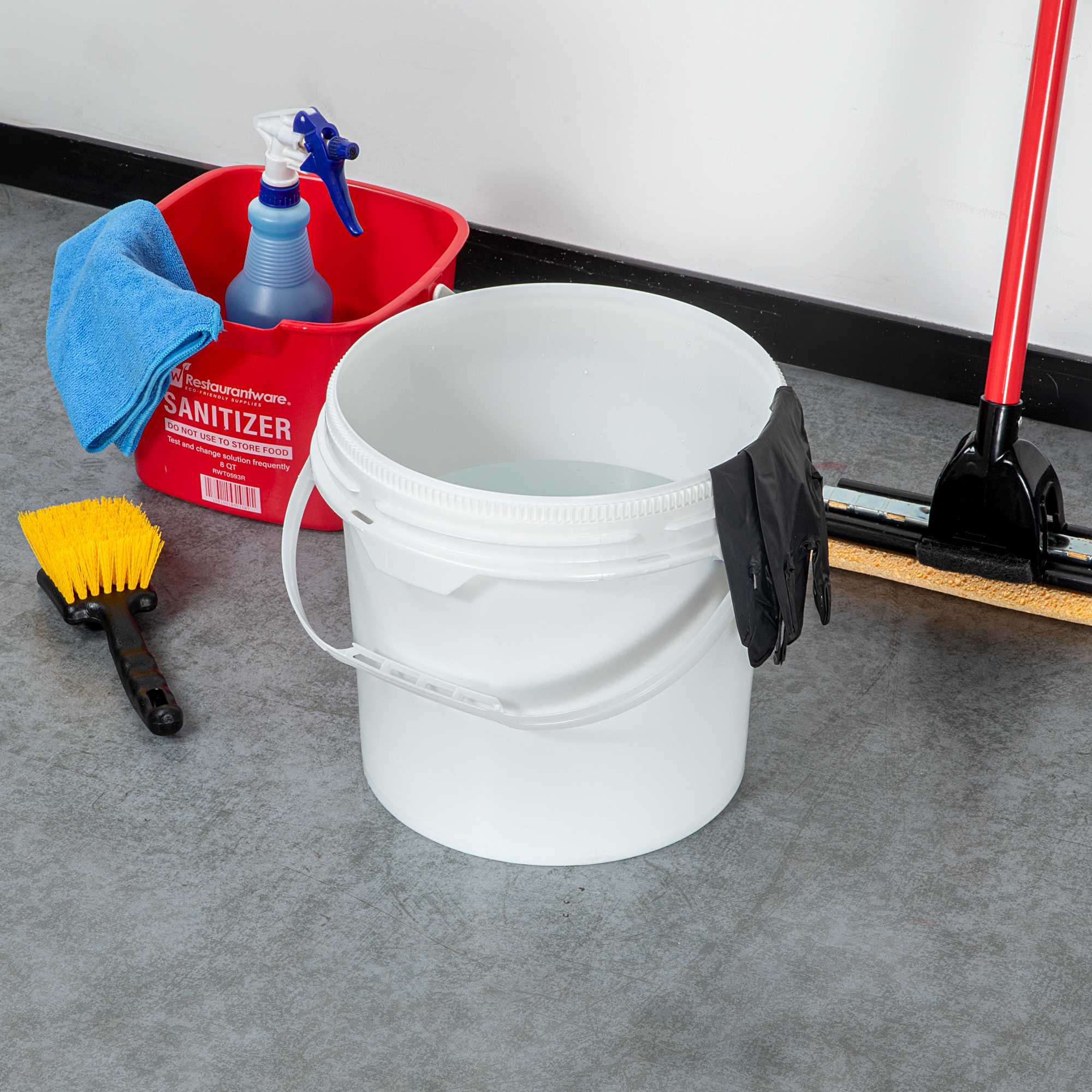 Met Lux 3.5 gal Round White Plastic Screw Top Pail - UN Rated - 11 1/4" x 11 1/4" x 11 1/2" - 1 count box