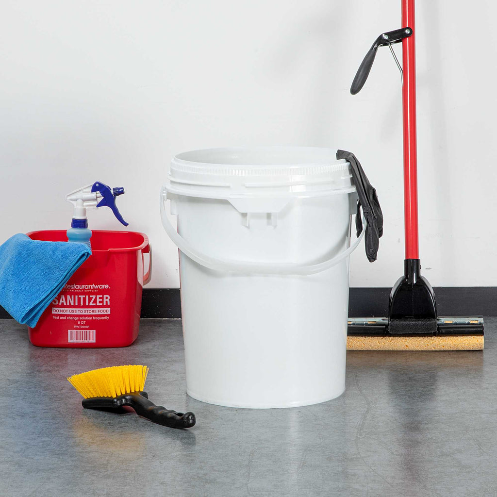 Met Lux 5 gal Round White Plastic Screw Top Pail - UN Rated - 11 1/4" x 11 1/4" x 15 1/4" - 1 count box