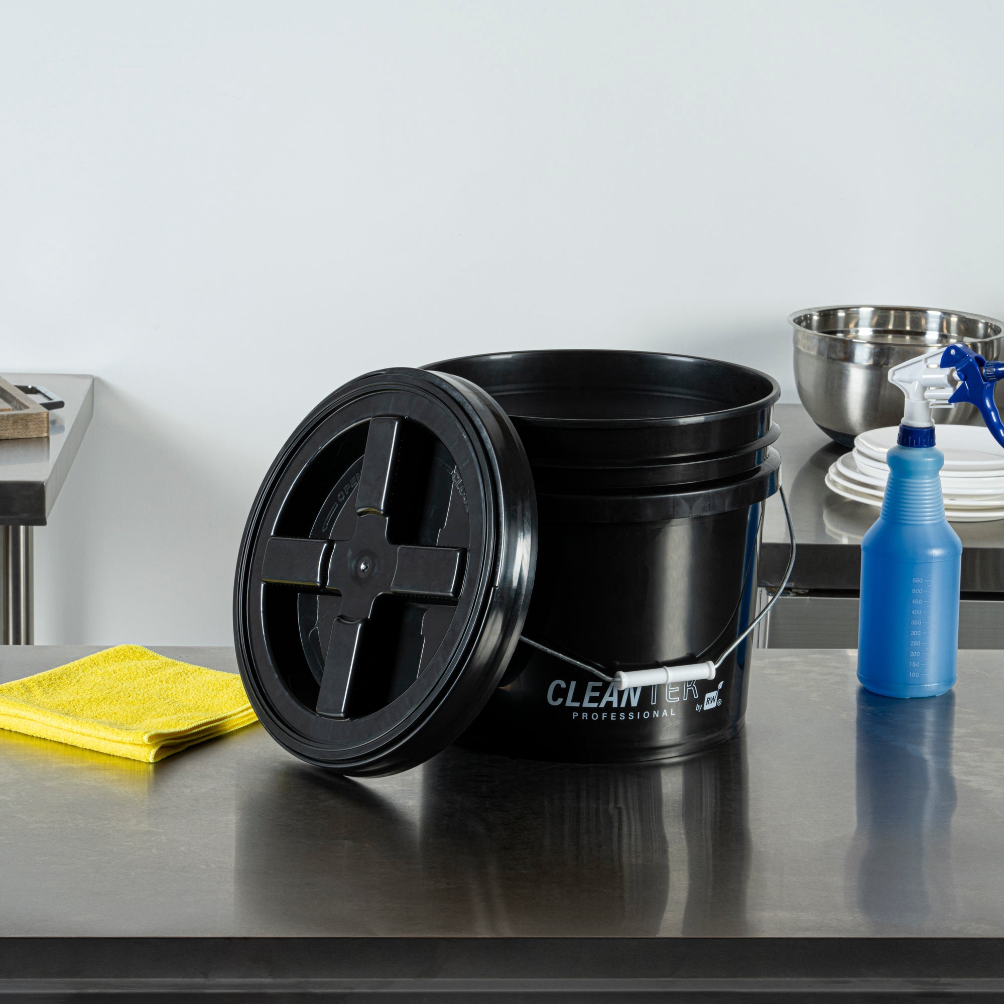 Clean Tek Professional Round Black Plastic Gamma Seal Lid - Fits 3.5 and 5 Gal Pail, with Gasket - 1 count box
