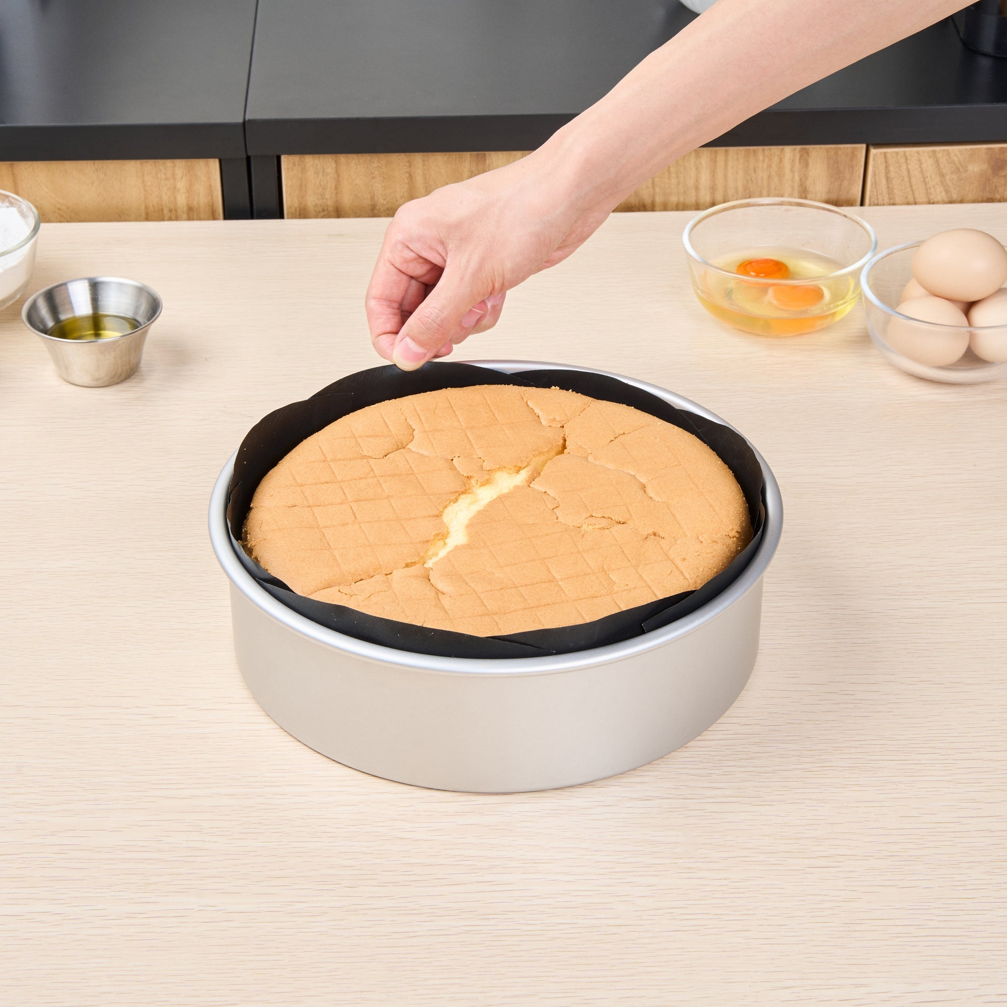 Pastry Tek Round Black Fiberglass Cake Tin Liner - Non-Stick, Foldable - 9 1/2" x 9 1/2" - 5 count box