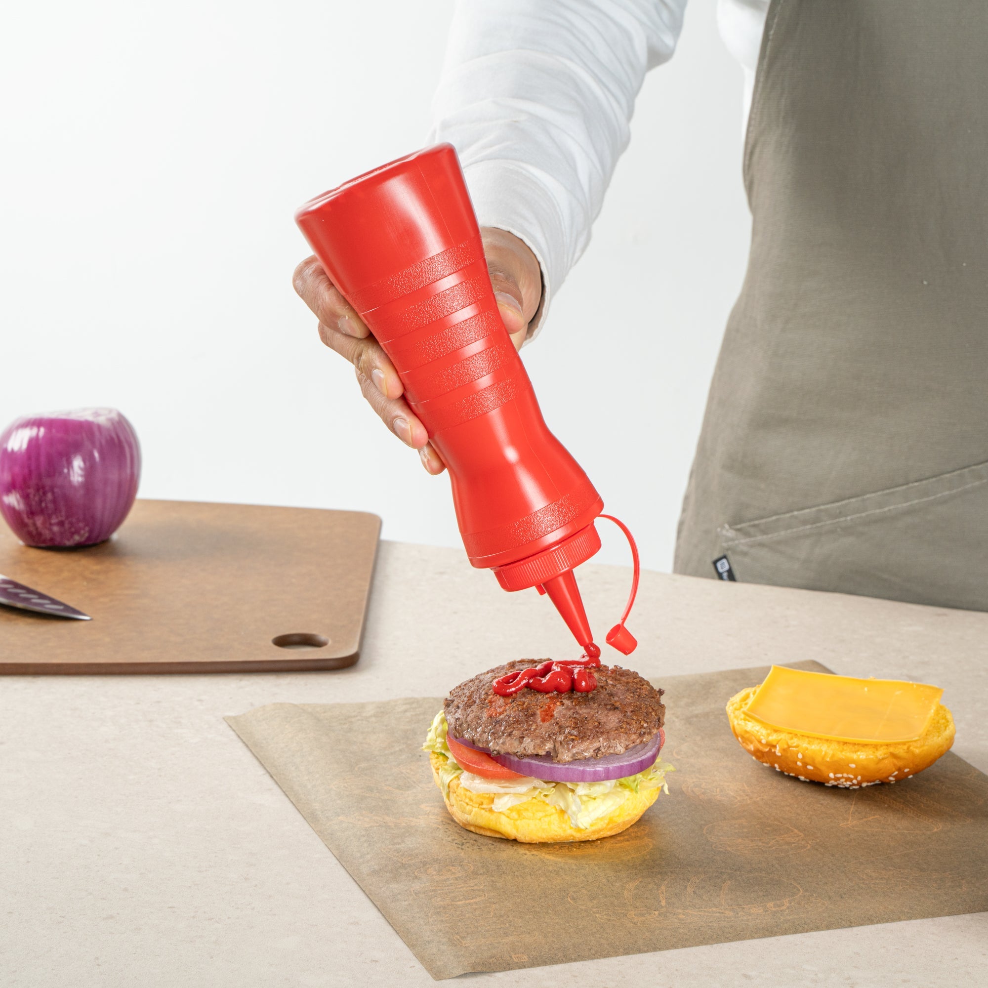 Sauce Tek 16 oz Red Plastic Squeeze Bottle - with Cap - 2 3/4" x 2 3/4" x 7 3/4" - 1 count box