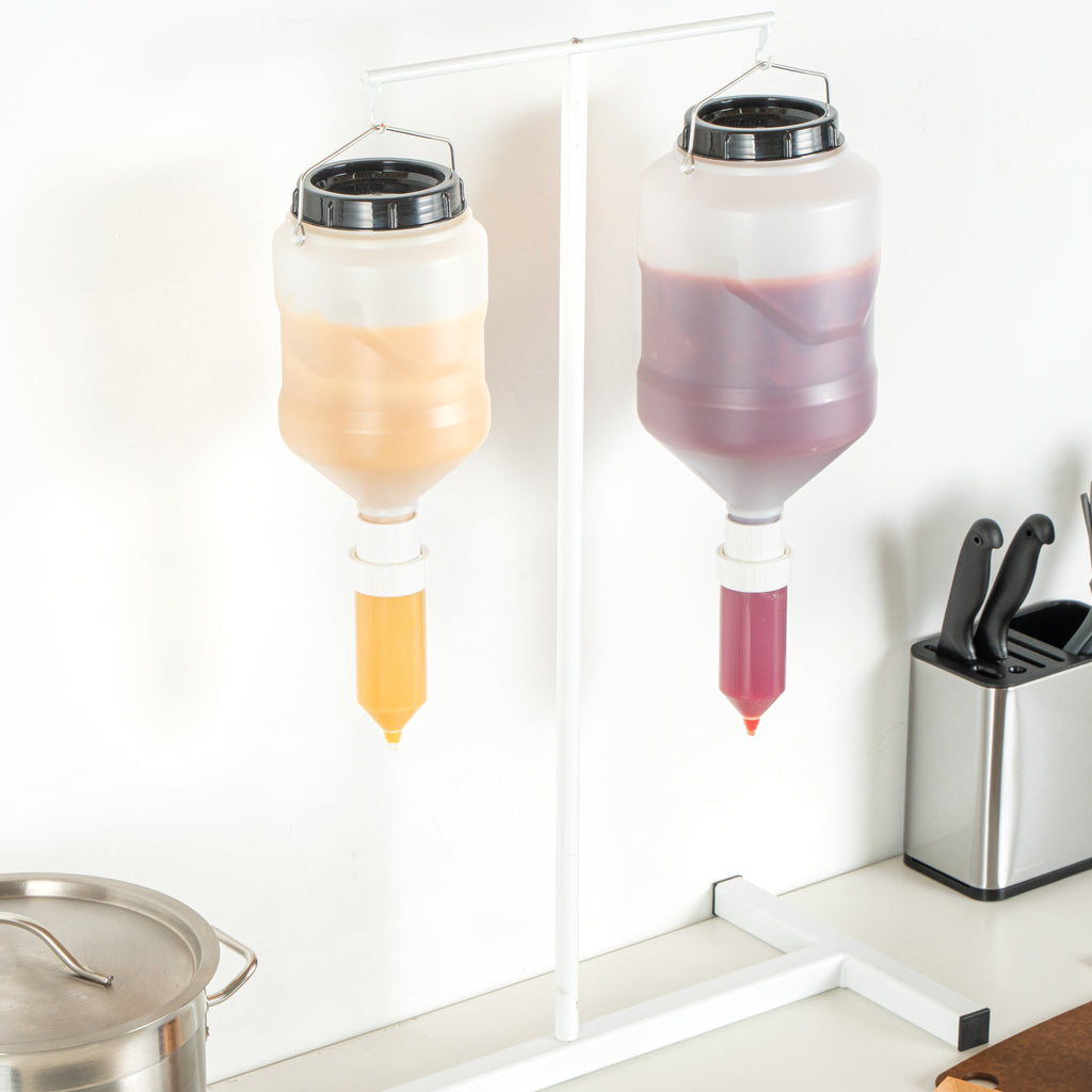 Sauce Tek 3L Plastic Hanging Bottle Condiment Pump Dispenser - with Squeeze Nozzle - 6" x 6" x 16 3/4" - 1 count box