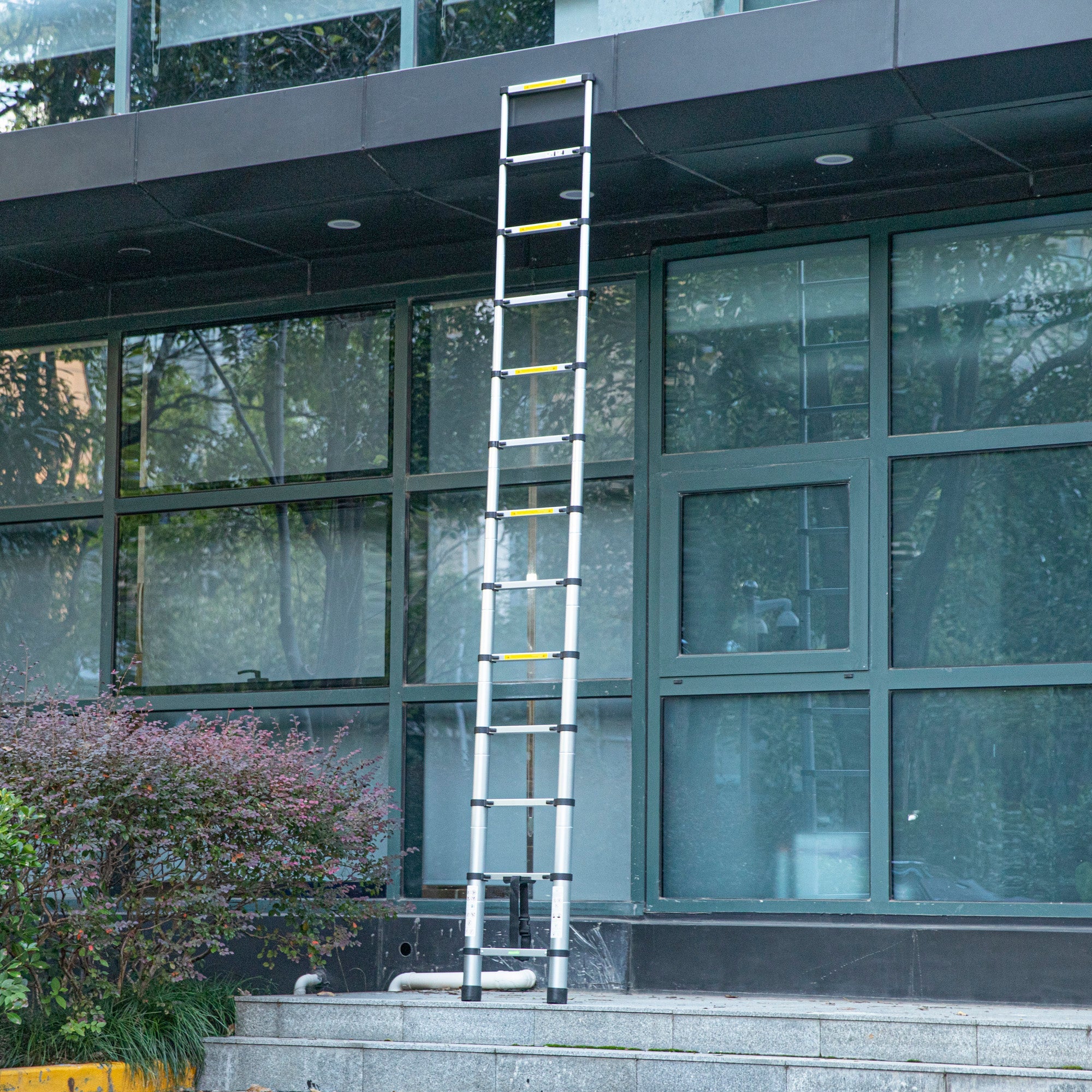 Handy Tek Aluminum Telescoping Extension Ladder - 330 lb Load Capacity - 12 1/2' - 1 count box