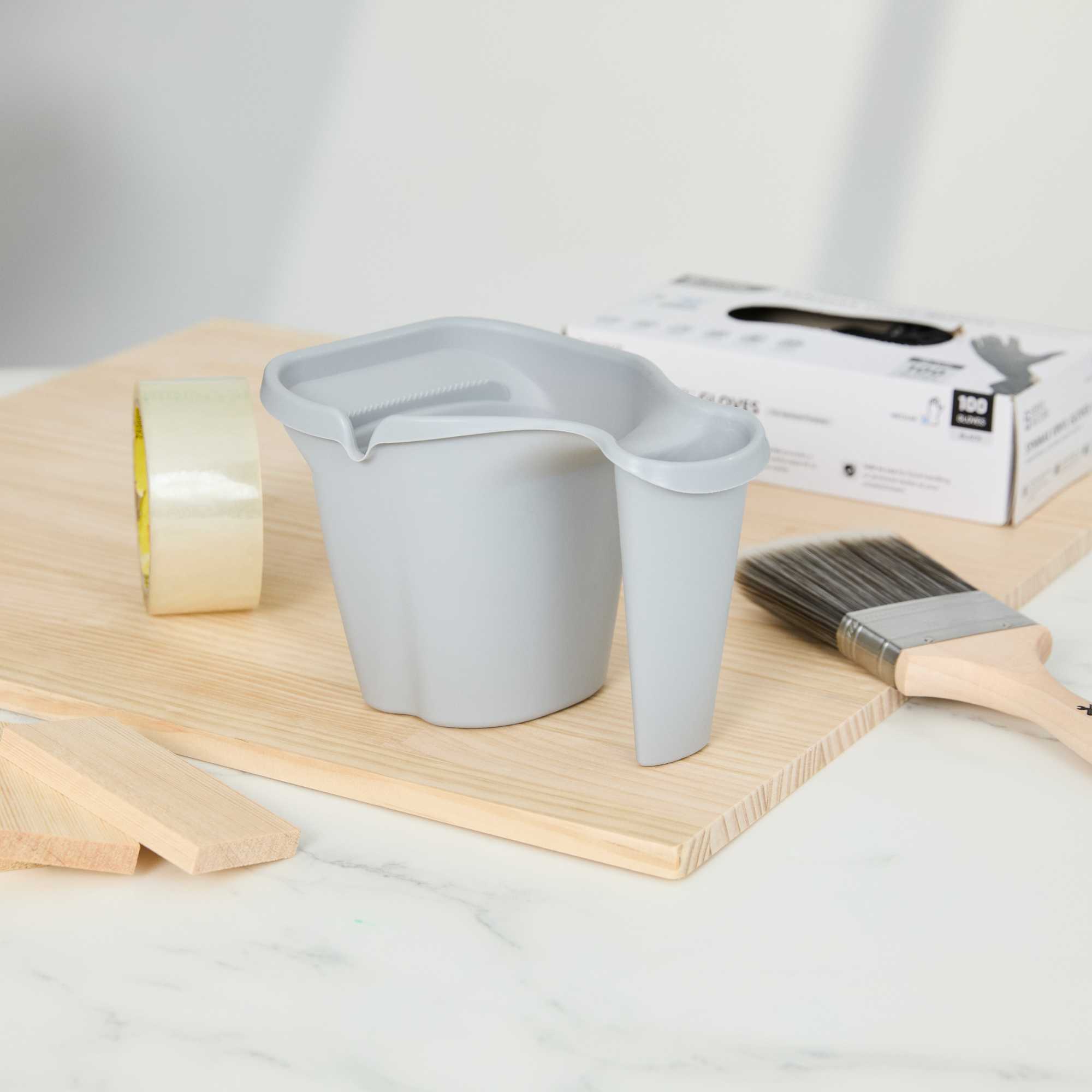Handy Tek 28 oz Gray Plastic Paint Cup - with Brush Holder - 7 1/2" x 5 1/2" x 5" - 24 count box