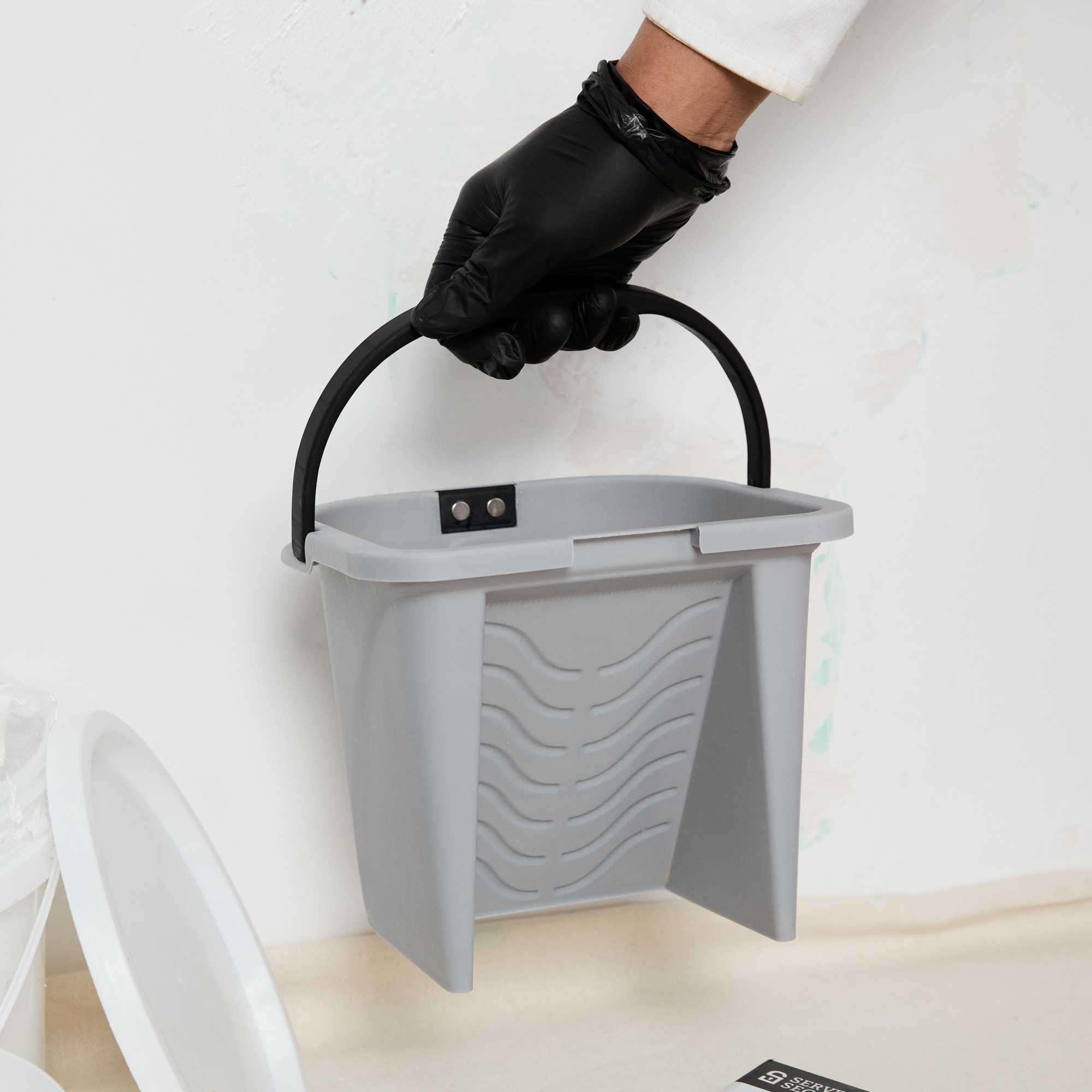 Handy Tek 0.5 gal Gray Plastic Paint Pail - with Magnetic Brush Holder - 7 3/4" x 7 1/2" x 6 3/4" - 1 count box